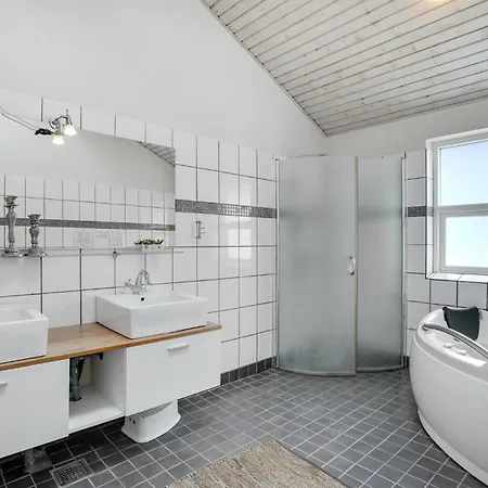 Nice Home In Tarm With Sauna *